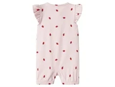 Lyserød sommerheldragt med lille rødt jordbærprint og med flæseærmer og korte ben fra Name It 13241191 light lilac bagfra